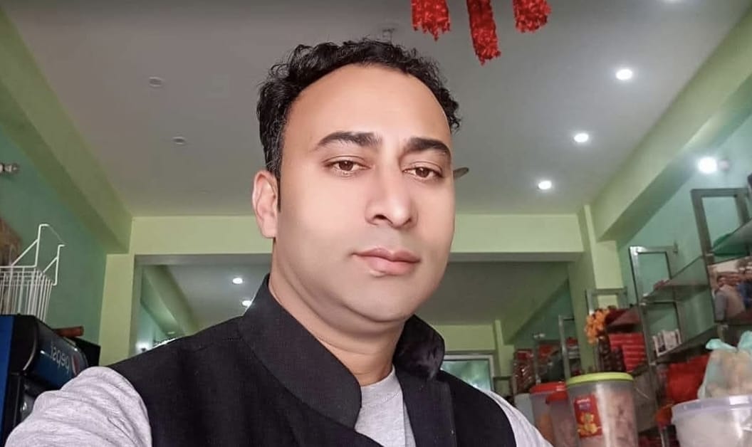 हमीरपुर बाजार में घरेलू सिलिंडर की सप्लाई देते हुए कर्मचारी। संवाद