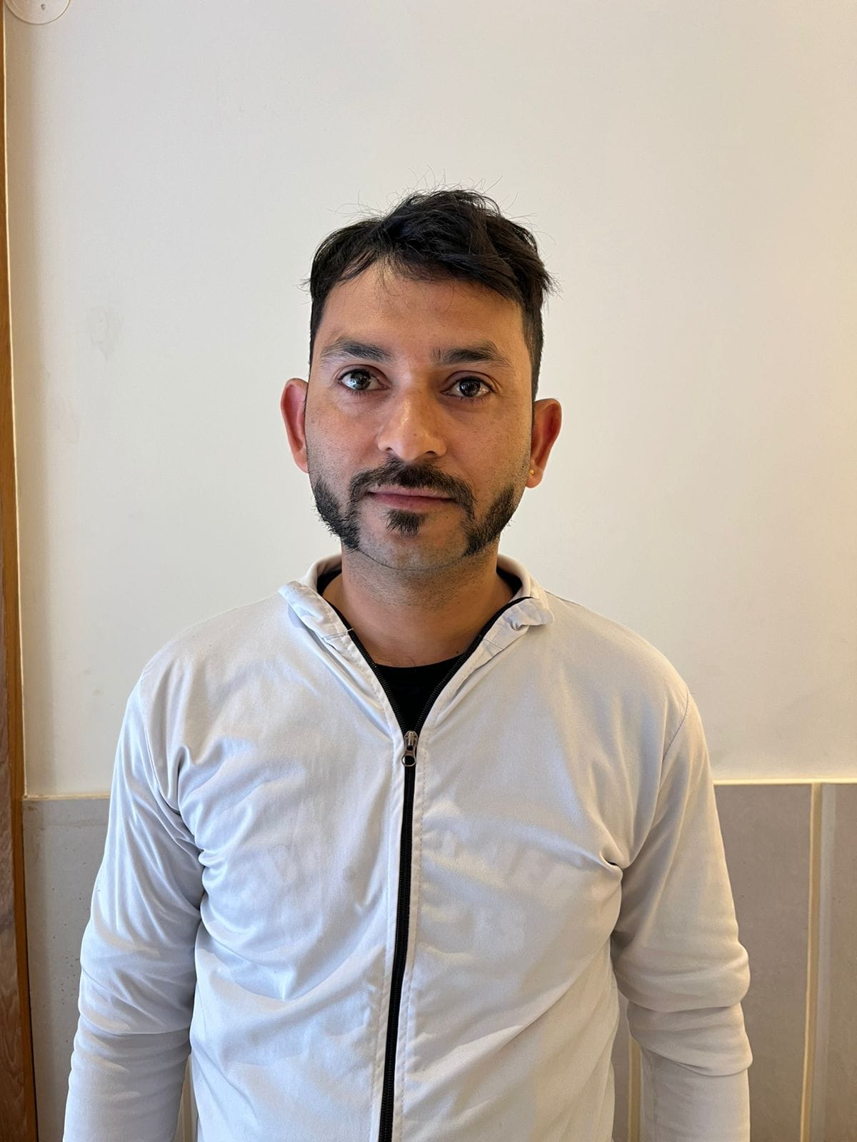 हमीरपुर बाजार में घरेलू सिलिंडर की सप्लाई देते हुए कर्मचारी। संवाद