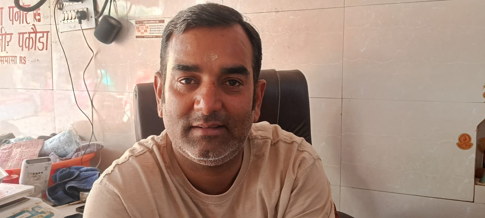 हमीरपुर बाजार में घरेलू सिलिंडर की सप्लाई देते हुए कर्मचारी। संवाद