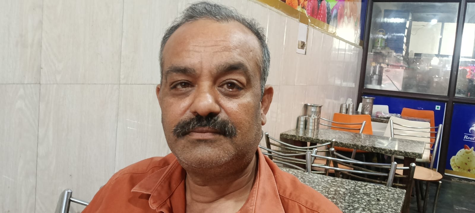 हमीरपुर बाजार में घरेलू सिलिंडर की सप्लाई देते हुए कर्मचारी। संवाद