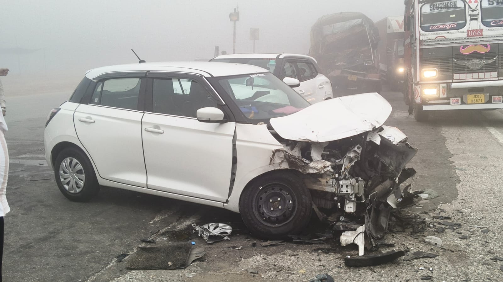 कोहरे के कारण सहारनपुर–पंचकुला हाईवे दुर्घटनाग्रस्त ट्रक। संवाद