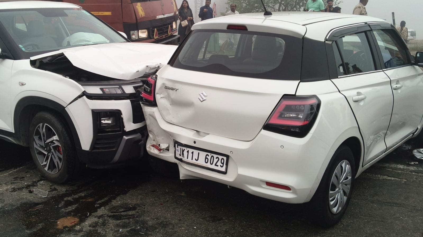 कोहरे के कारण सहारनपुर–पंचकुला हाईवे दुर्घटनाग्रस्त ट्रक। संवाद