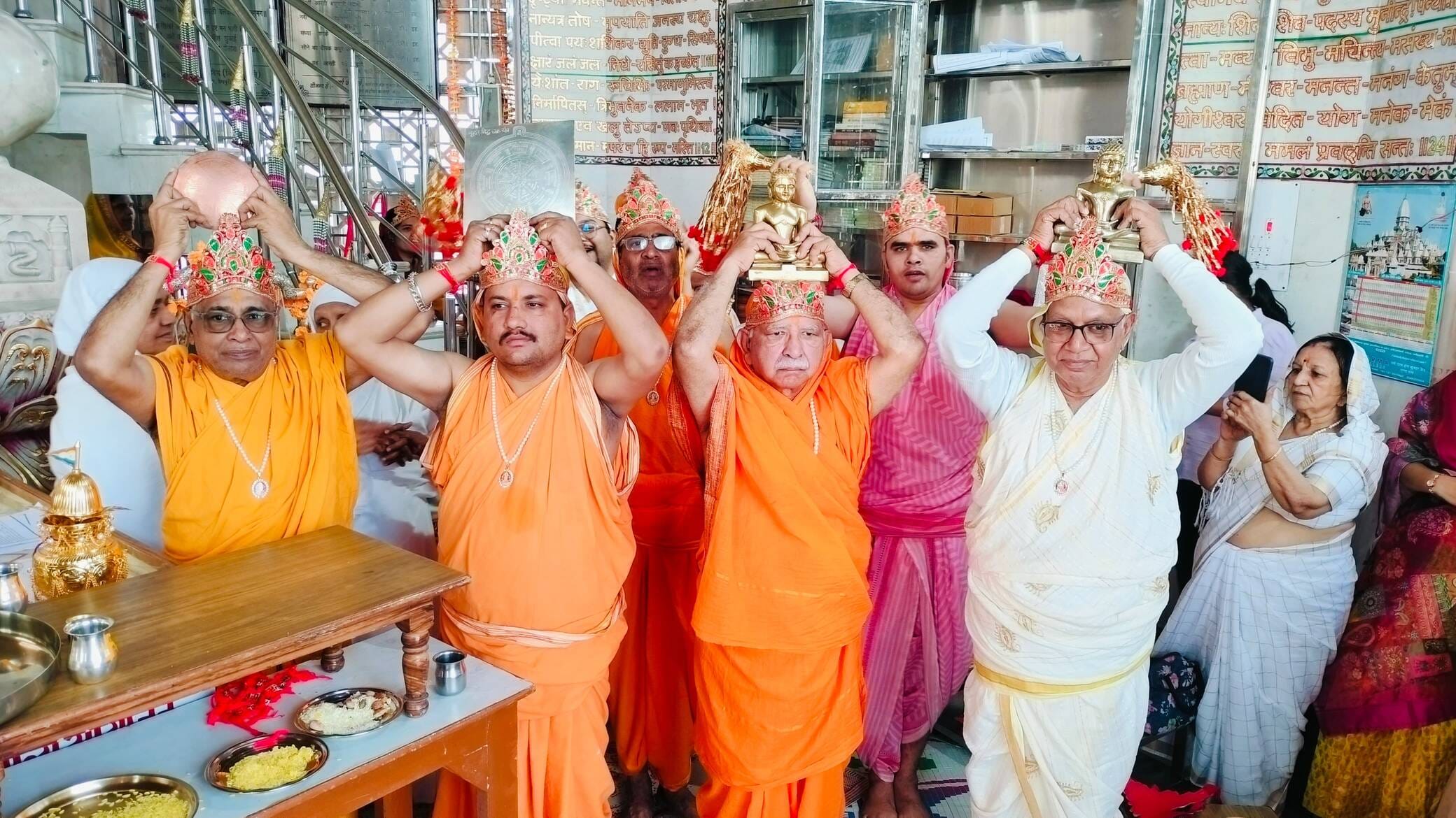 कैलाश पर्वत मंदिर पर पूजा अर्चना करते श्रद्धालु स्रोत मंदिर