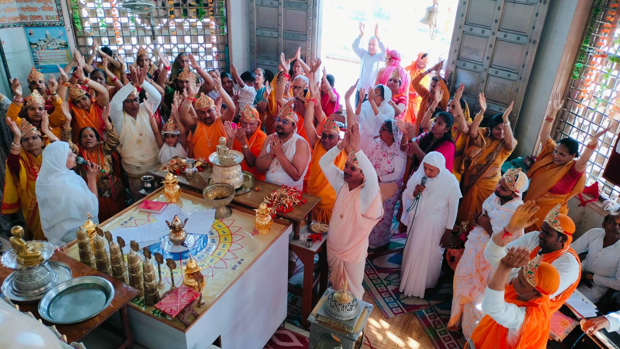 कैलाश पर्वत मंदिर पर पूजा अर्चना करते श्रद्धालु स्रोत मंदिर