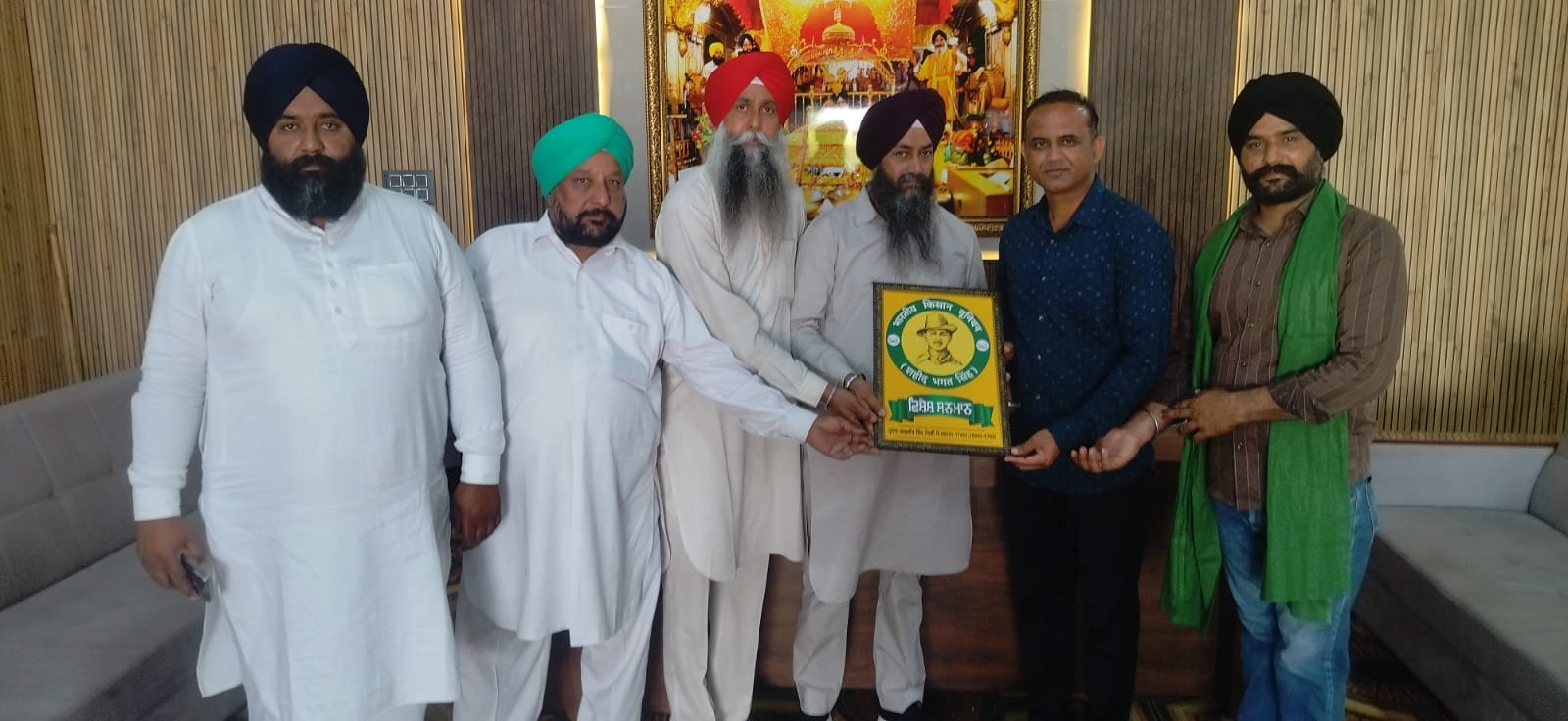 कुरुक्षेत्र। किसानों को सम्मानित करते हुए भाकियू जिलाध्यक्ष संजीव आलमपुर व महासचिव दिलबाग सिंह 