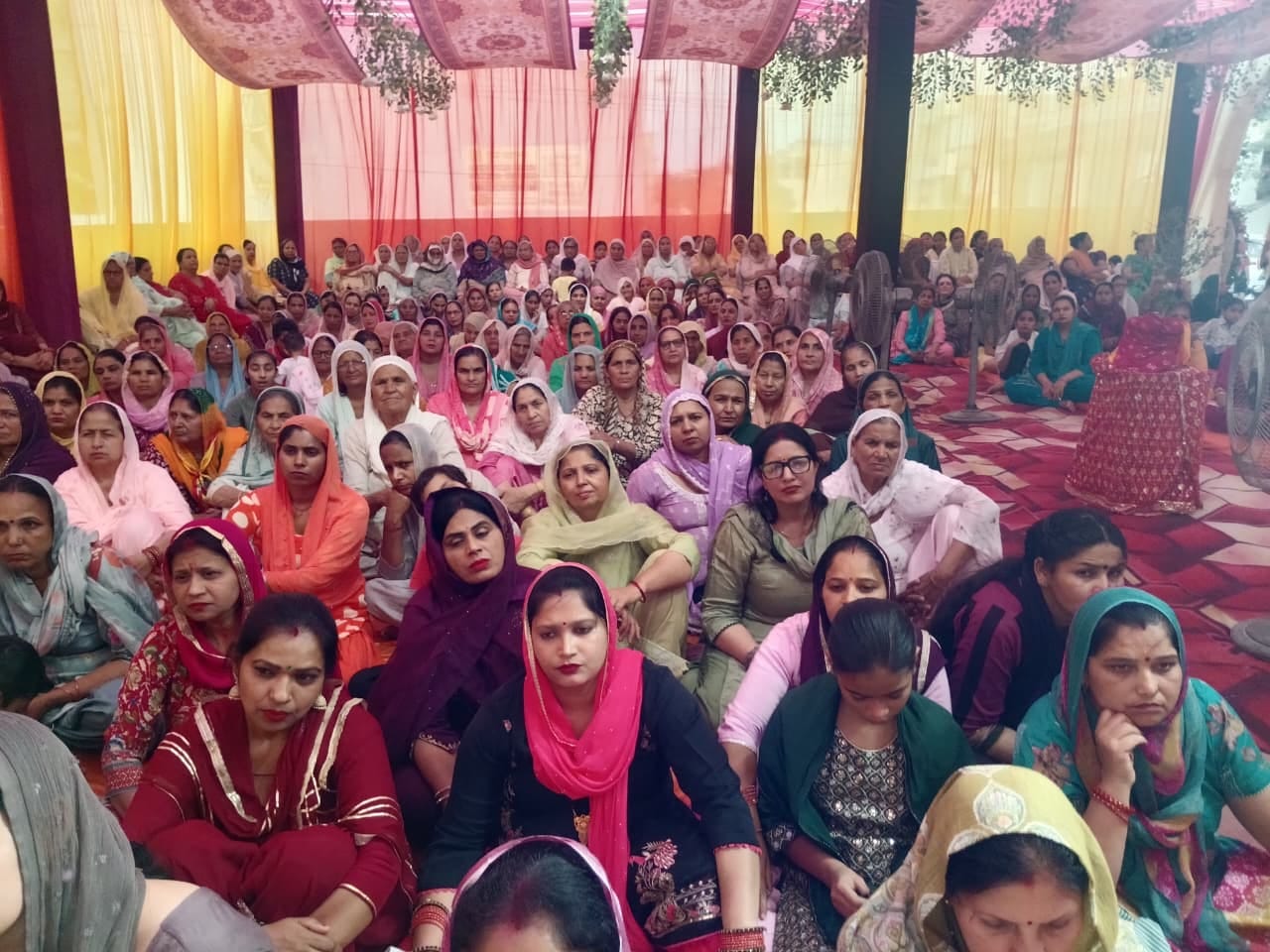 कुरुक्षेत्र। कथा में हिस्सा लेती महिलाएं। विज्ञप्ति