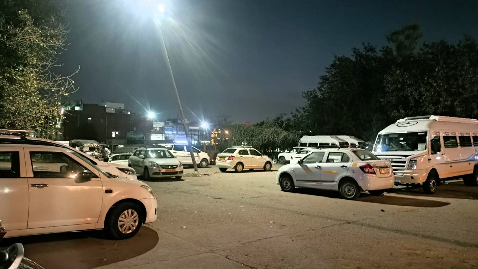 कुरुक्षेत्र। पुराने बस अड्डे के समीप ट्रैक्सी स्टैंड पर खड़ी गाड़ियां। संवाद 