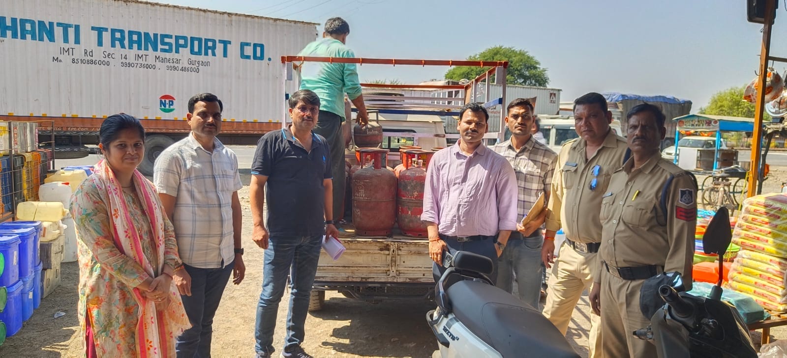 कार्यवाही करती टीम