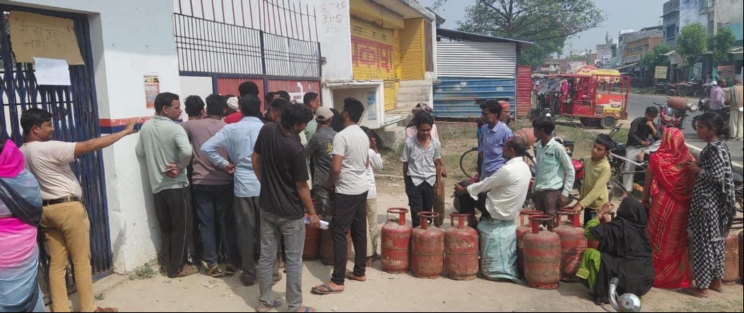 कटरा बाजार व मनकापुर में गैस एजेंसी के बाहर लगी लाइन। - संवाद