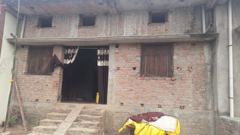 खड्डा के क्षेत्र में नीतू की मौत के बाद घर पर शोकाकुल रिश्तेदार।स्रोत-सोशल मीडिया