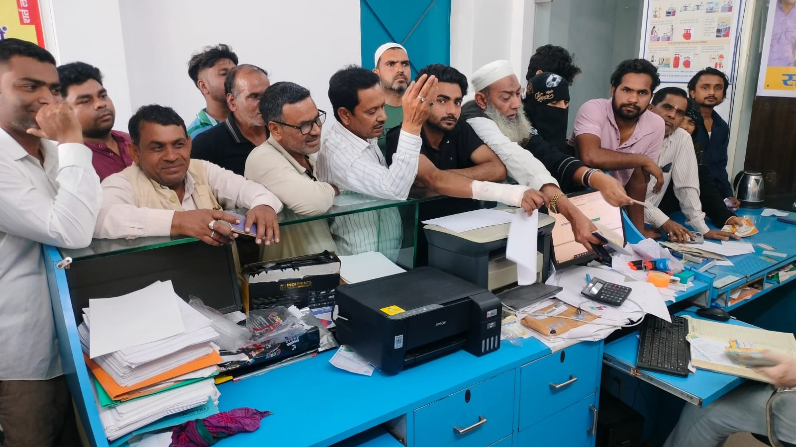 खतौली में बुक कराने के बाद रसोई गैस सिलेंडर लेने पहुंचे उपभोक्ता। संवाद खतौली में बुक कराने के बाद रसोई गैस सिलेंडर लेने पहुंचे उपभोक्ता। संवाद