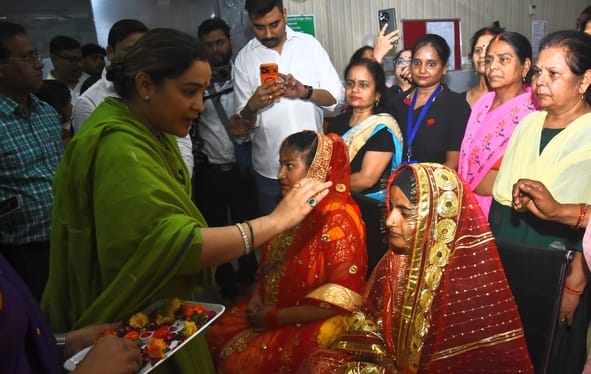 लोकबंधु अस्पताल में कन्या जन्मोत्सव
