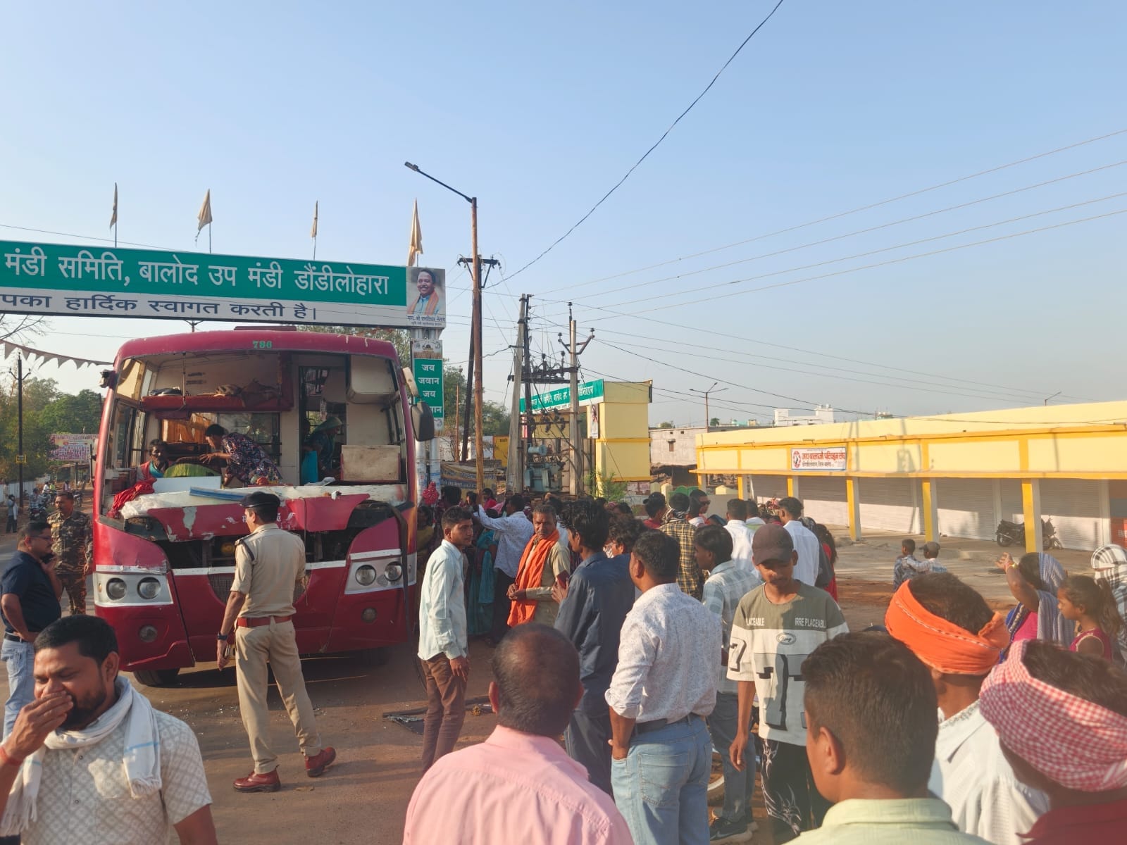 में बस चालक की लापरवाही, मजदा वाहन से टकराई बस — बड़ा हादसा टला