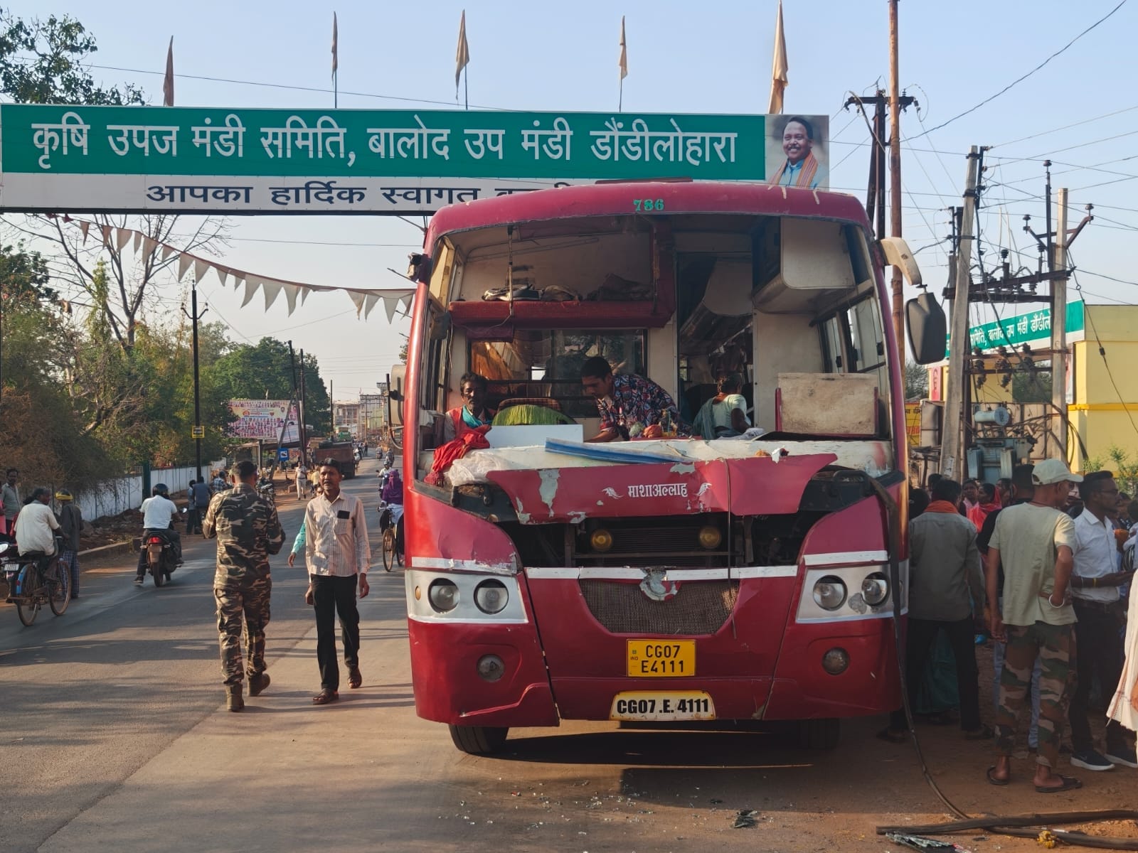 में बस चालक की लापरवाही, मजदा वाहन से टकराई बस — बड़ा हादसा टला