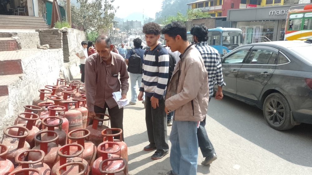 मंडी शहर की एक एलपीजी एजेंसी में बुकिंग गैस करवाने पहुंचे लोग। संवाद