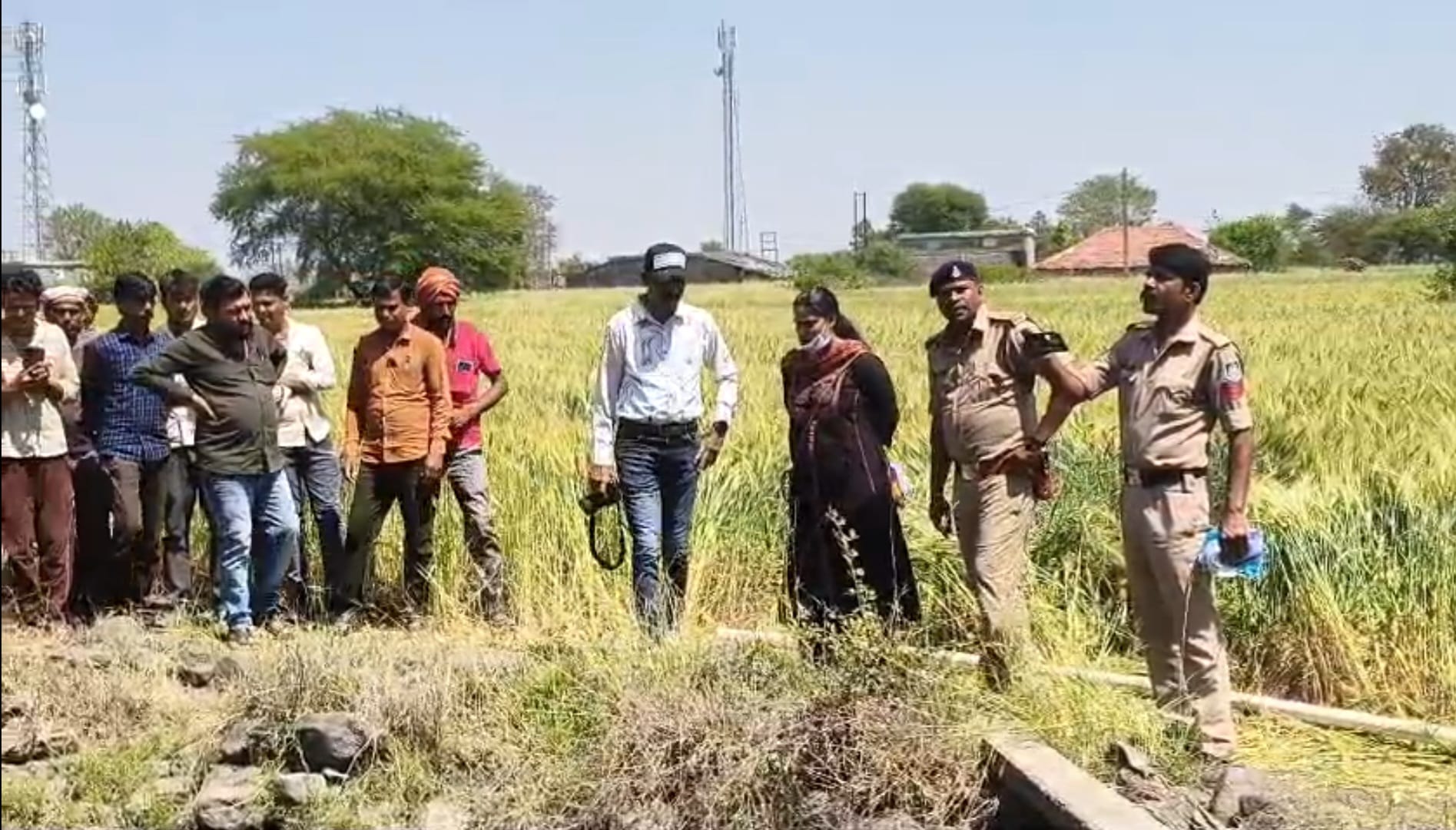 मौके पर मौजूद ग्रामीण