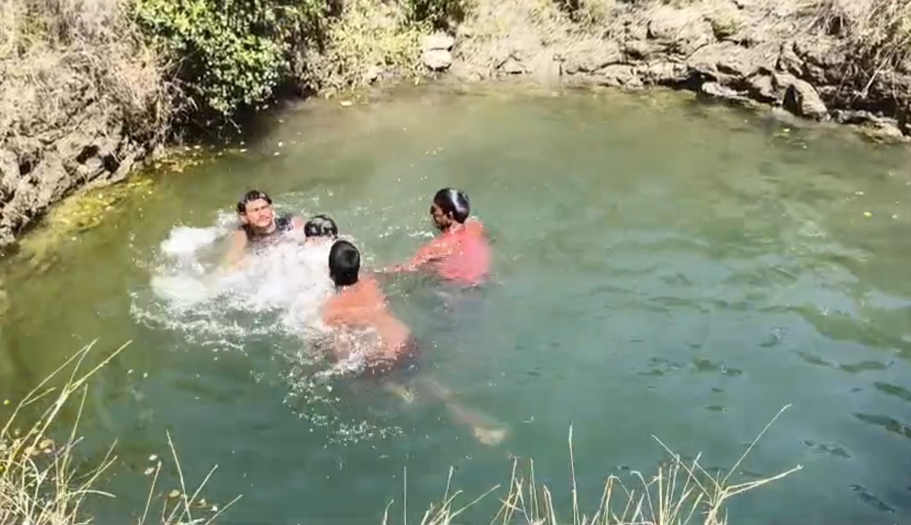 मौके पर मौजूद ग्रामीण