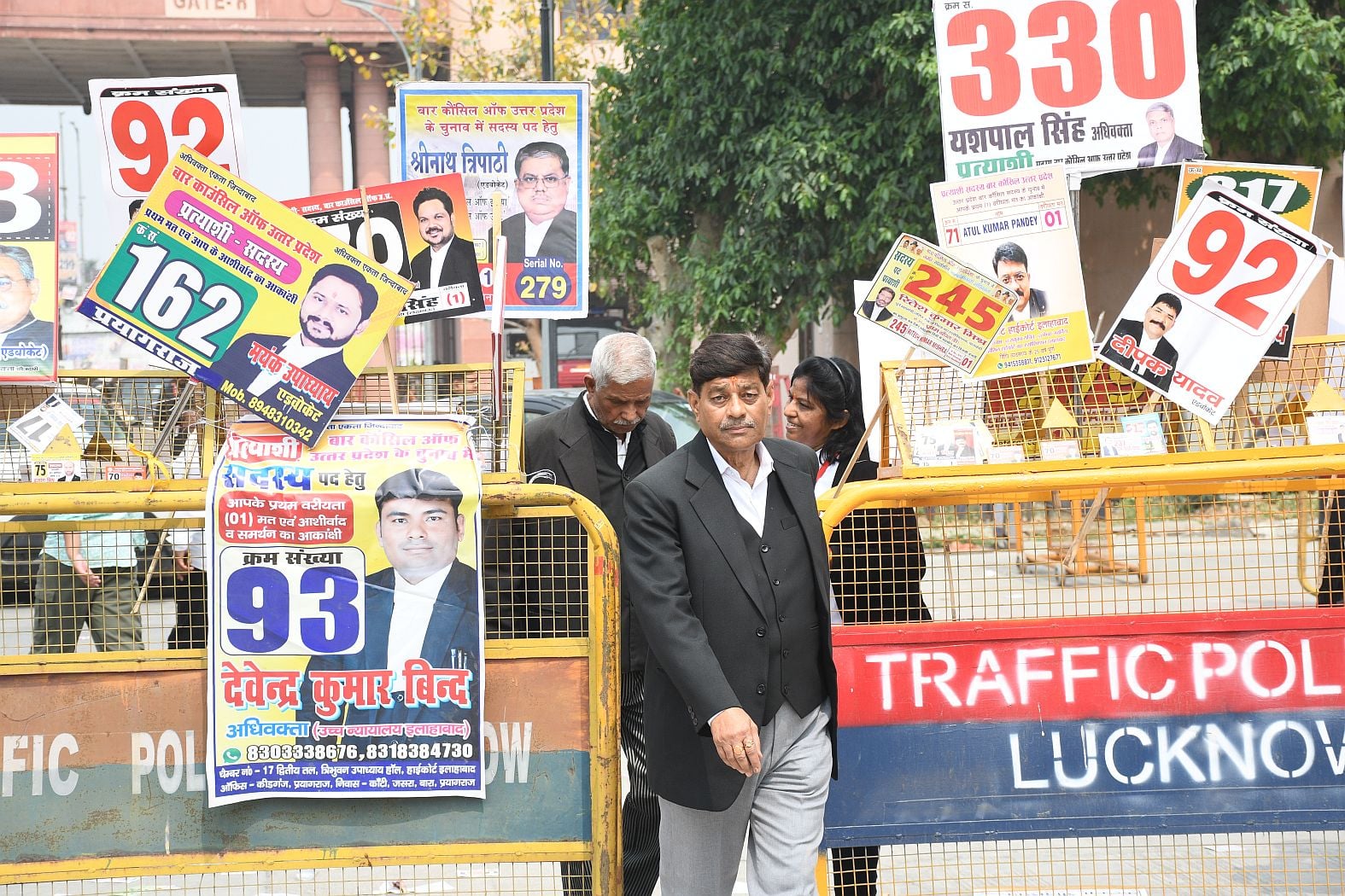 मतदान के लिए जुटे वकील। मतदान के लिए जुटे वकील।