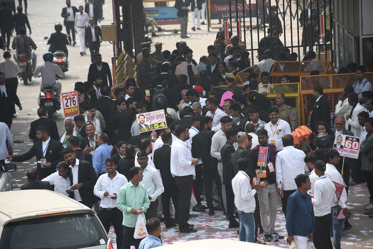 मतदान के लिए जुटे वकील। मतदान के लिए जुटे वकील।