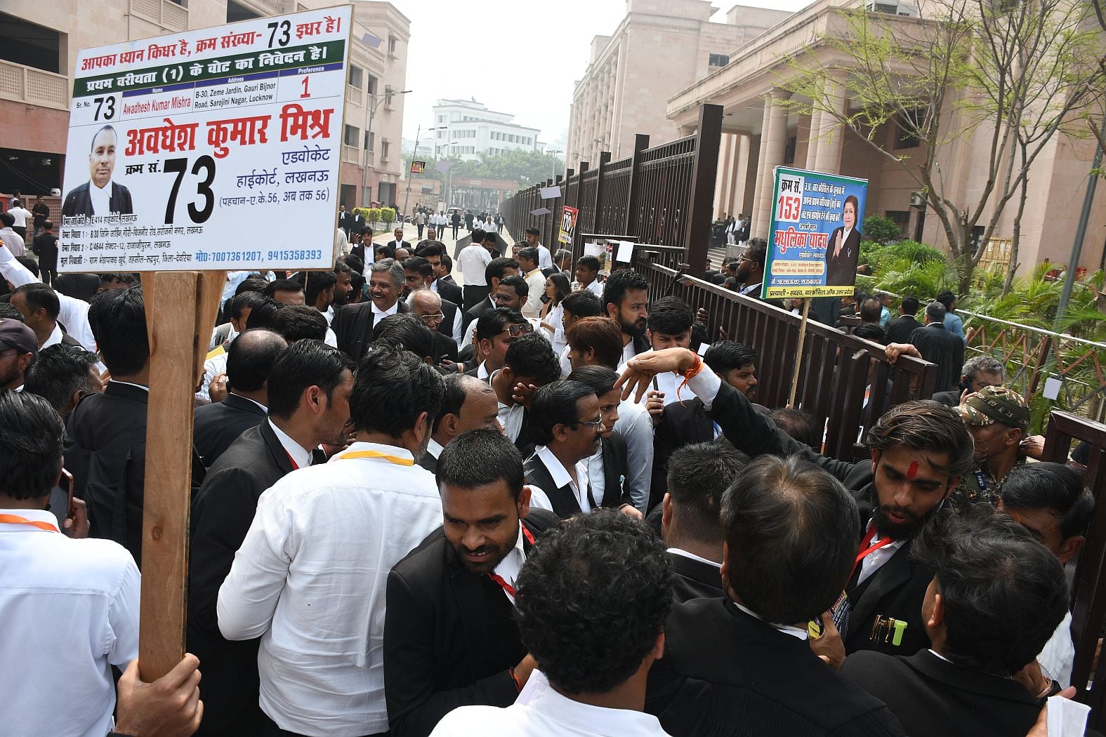 मतदान के लिए जुटे वकील। मतदान के लिए जुटे वकील।