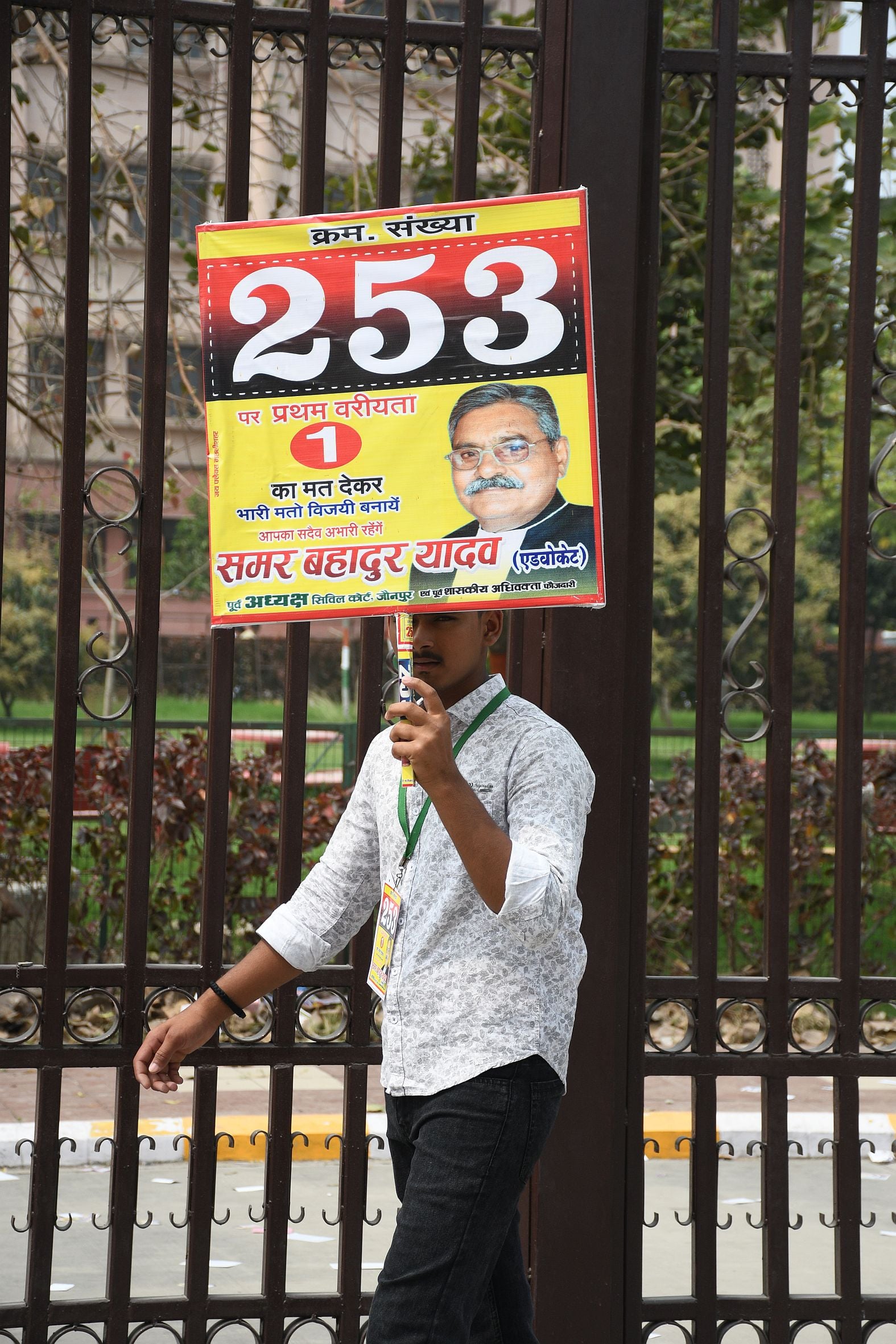 मतदान के लिए जुटे वकील। मतदान के लिए जुटे वकील।
