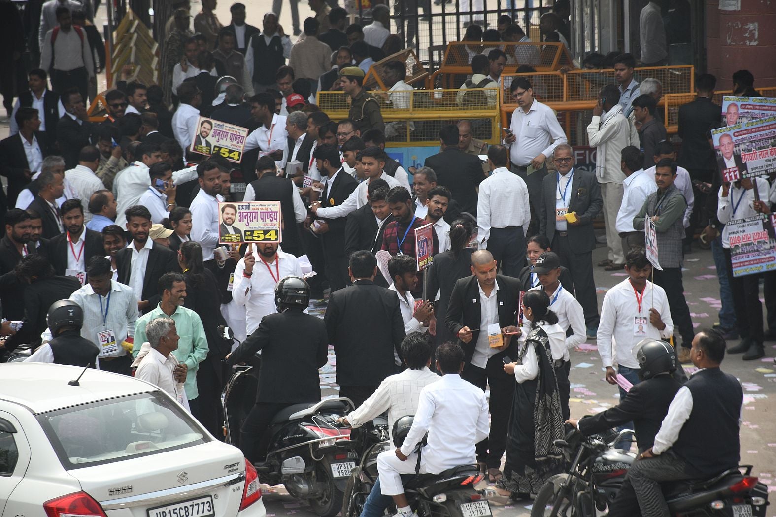 मतदान के लिए जुटे वकील। मतदान के लिए जुटे वकील।