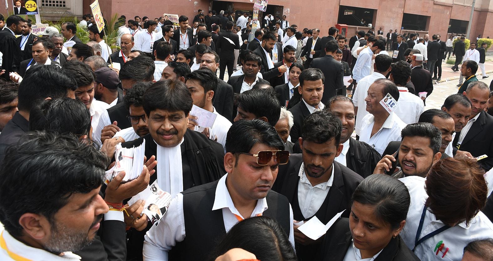 मतदान के लिए जुटे वकील। मतदान के लिए जुटे वकील।
