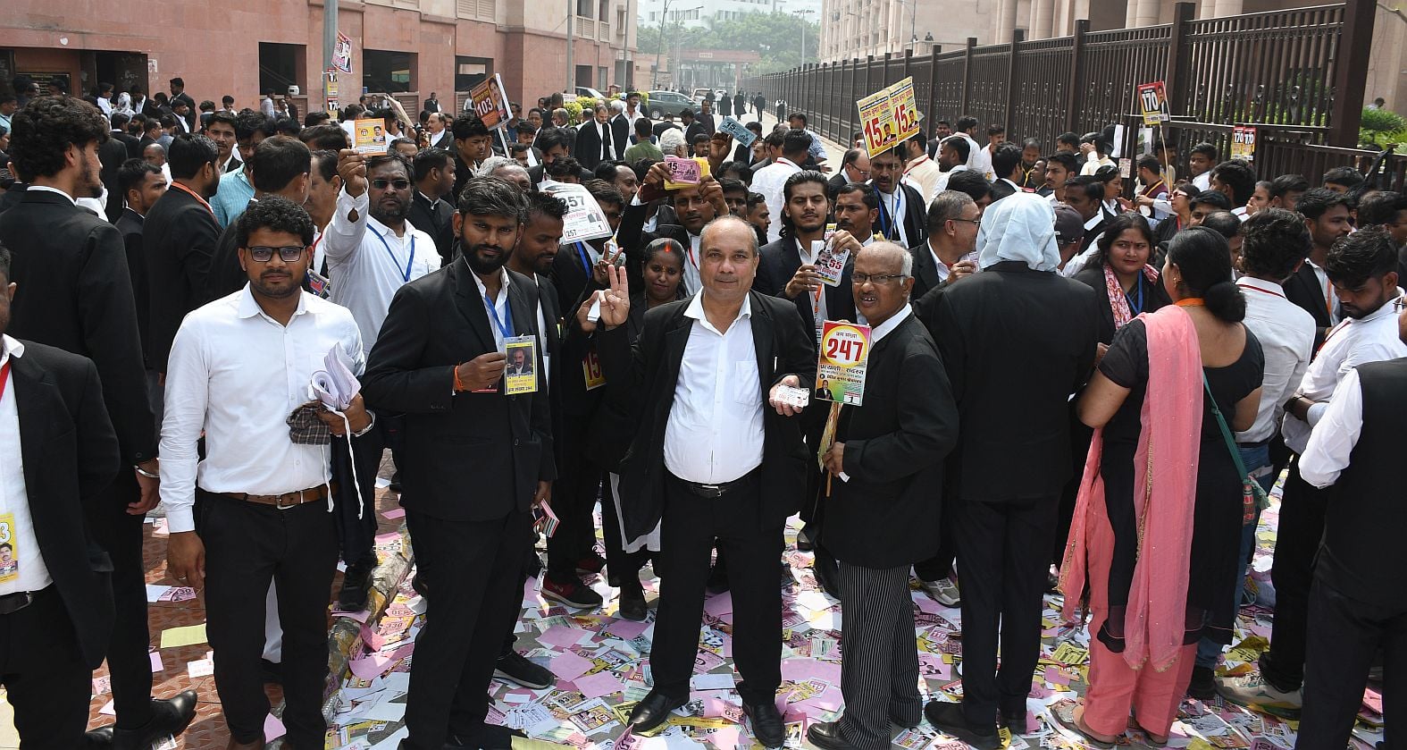मतदान के लिए जुटे वकील। मतदान के लिए जुटे वकील।