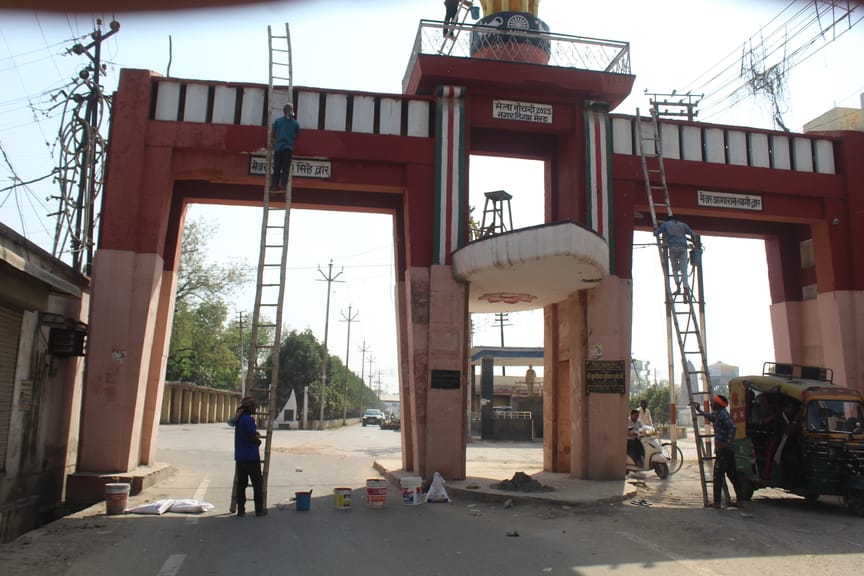 नौचंदी मैदान में नौचंदी मेले के उदघाटन से पहले  सर्कस मैदान में लगा कूड़े का ढेर। ।   .........