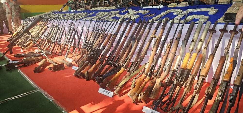 नक्सलियों ने सौपे हथियार