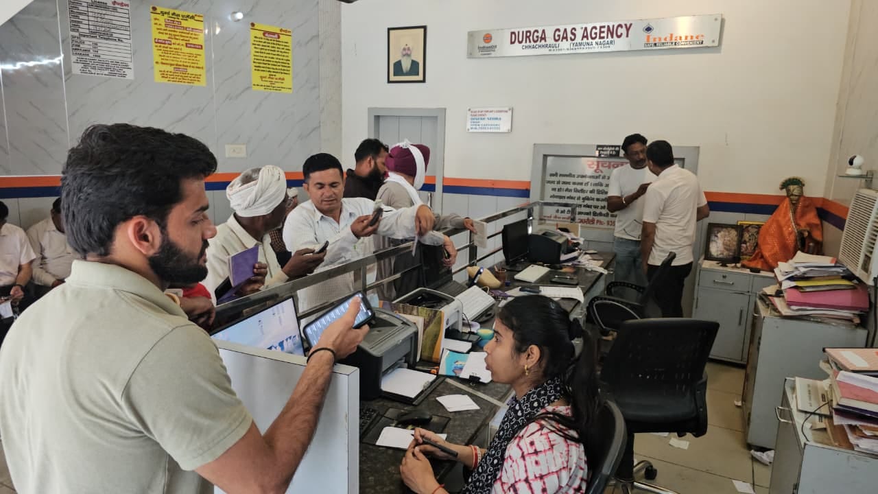 पिकअप गाड़ी में रखे गैस सिलिंडर। आर्काइव