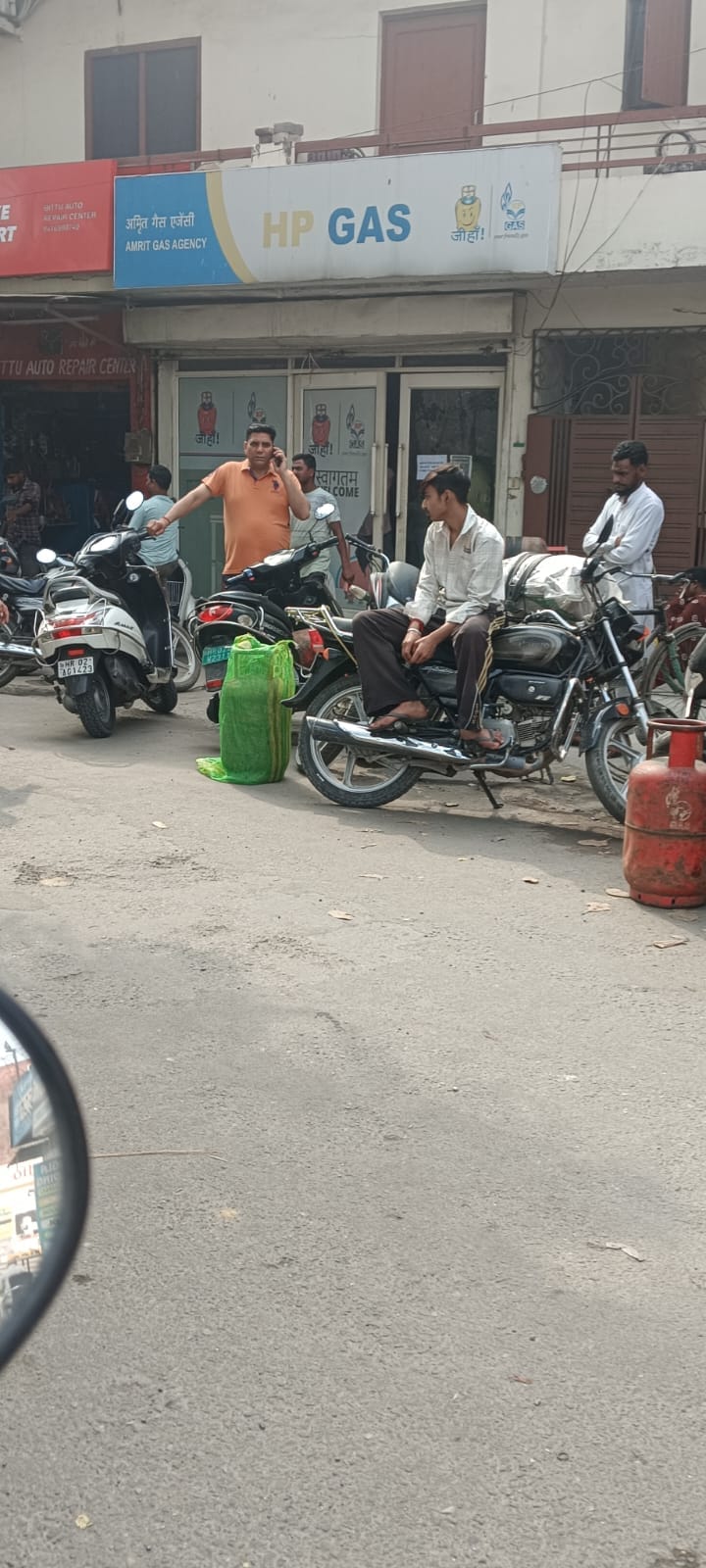 पिकअप गाड़ी में रखे गैस सिलिंडर। आर्काइव