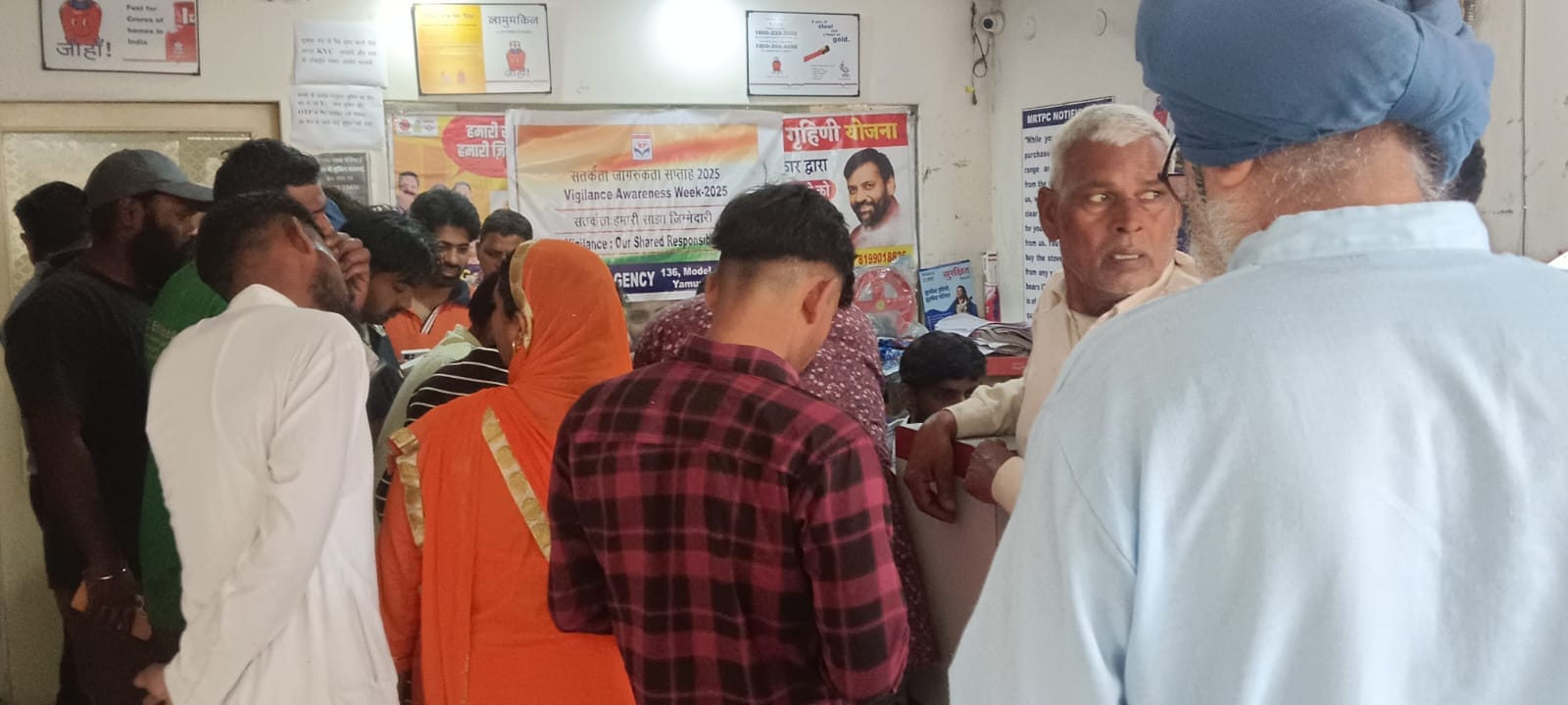 पिकअप गाड़ी में रखे गैस सिलिंडर। आर्काइव