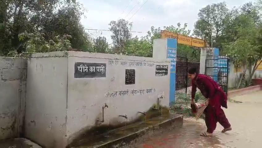 पीलिया प्रभावित स्वाहल क्षेत्र में स्क्रीनिंग को पहुंची स्वास्थ्य विभाग की टीम। विभाग।
