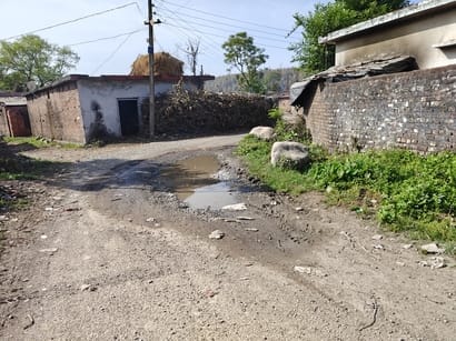 पांवटा साहिब के ग्रामीण इलाकों की बदहाल सड़क। संवाद