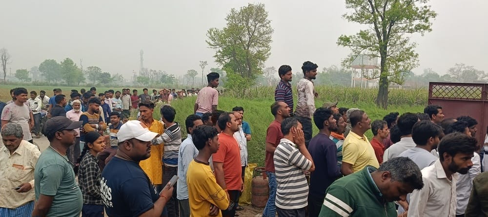 रामकोला नगर क्षेत्र के मेहदीगंज के समीप गैस ऐजन्सी पर लगा भीड़ । संवाद रामकोला नगर क्षेत्र के मेहदीगंज के समीप गैस ऐजन्सी पर लगा भीड़ । संवाद