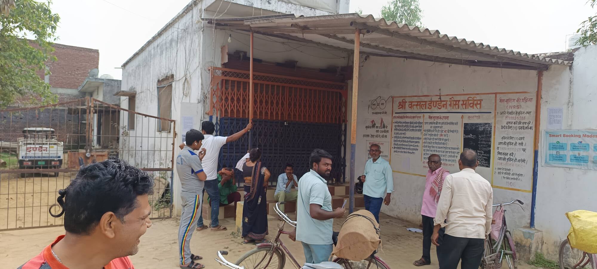 रामकोला नगर क्षेत्र के मेहदीगंज के समीप गैस ऐजन्सी पर लगा भीड़ । संवाद रामकोला नगर क्षेत्र के मेहदीगंज के समीप गैस ऐजन्सी पर लगा भीड़ । संवाद