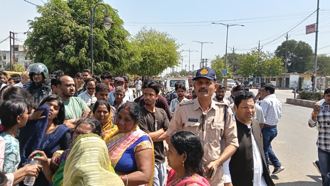 सिंगरौली के मोरवा में मार्च करते फोर्स व पुलिस के जवान। स्रोत जागरूक पाठक