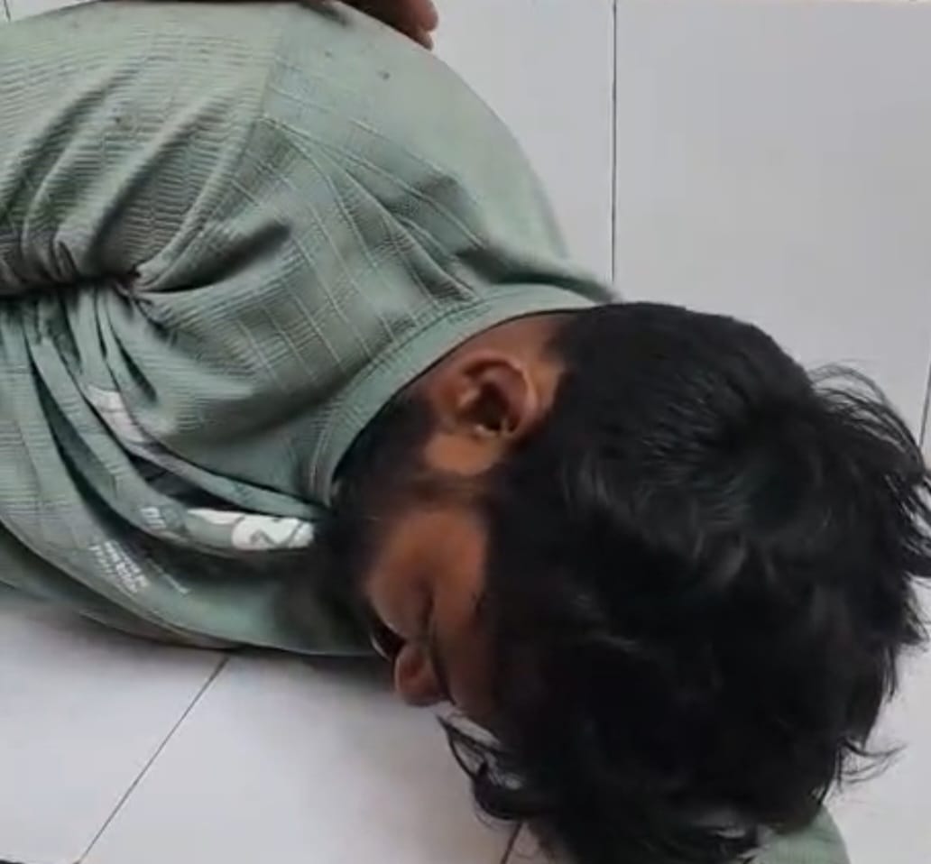 सरिया लदी ट्रेक्टर ट्राली पलटने से घायल शंभू ।स्रोत-सोशल मीडिया