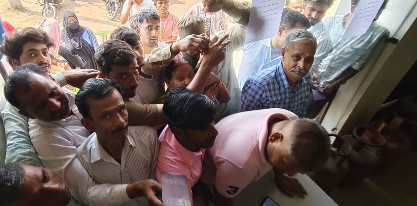 शहर में गैस एजेंसी के बाहर लगी गैस बुकिंग कराने वालों की भीड़। संवाद शहर में गैस एजेंसी के बाहर लगी गैस बुकिंग कराने वालों की भीड़। संवाद
