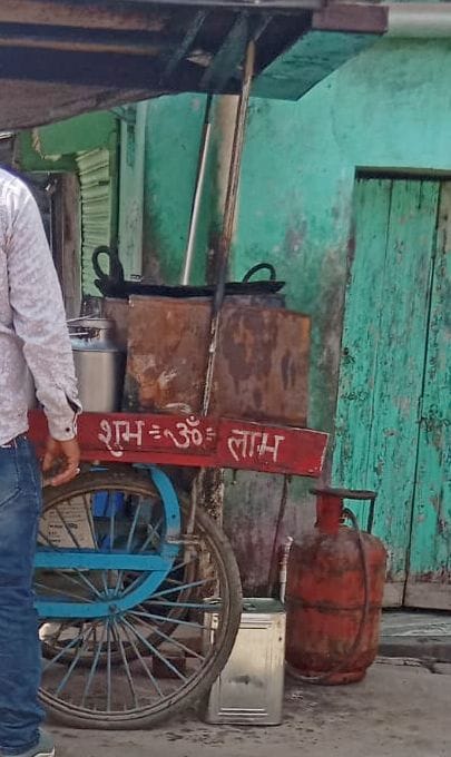 शहर में गैस एजेंसी के बाहर लगी गैस बुकिंग कराने वालों की भीड़। संवाद शहर में गैस एजेंसी के बाहर लगी गैस बुकिंग कराने वालों की भीड़। संवाद