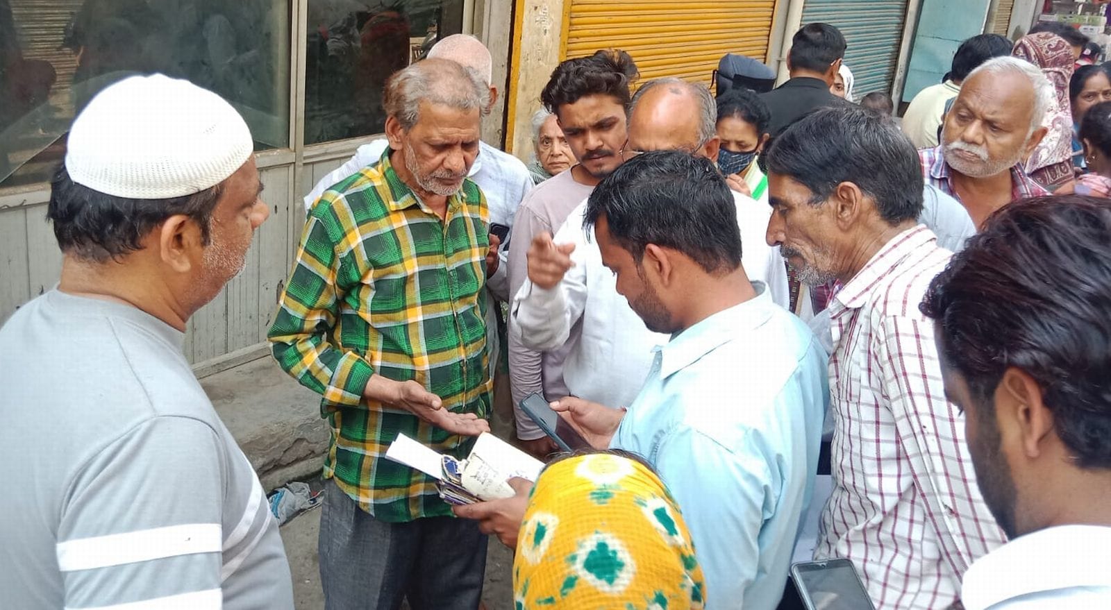 शहर में गैस एजेंसी के बाहर लगी गैस बुकिंग कराने वालों की भीड़। संवाद शहर में गैस एजेंसी के बाहर लगी गैस बुकिंग कराने वालों की भीड़। संवाद