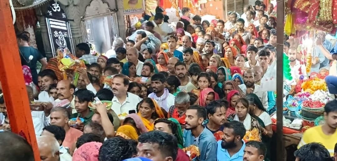 श्रद्धालुओं को दर्शन-पूजन कराने के लिए शीतला मां के गर्भगृह में मौजूद पंडा- संवाद श्रद्धालुओं को दर्शन-पूजन कराने के लिए शीतला मां के गर्भगृह में मौजूद पंडा- संवाद