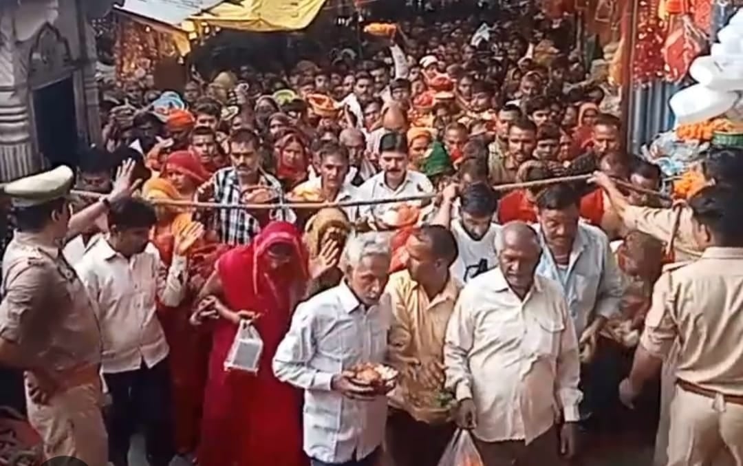 श्रद्धालुओं को दर्शन-पूजन कराने के लिए शीतला मां के गर्भगृह में मौजूद पंडा- संवाद श्रद्धालुओं को दर्शन-पूजन कराने के लिए शीतला मां के गर्भगृह में मौजूद पंडा- संवाद