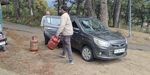 धर्मशाला के चीलगाड़ी में गैस एजेंसी के गोदाम में सिलेंडर लेने आए लोग सिलेंडर न मिलने पर एजेंसी धर्मशाला के चीलगाड़ी में गैस एजेंसी के गोदाम में सिलेंडर लेने आए लोग सिलेंडर न मिलने पर एजेंसी