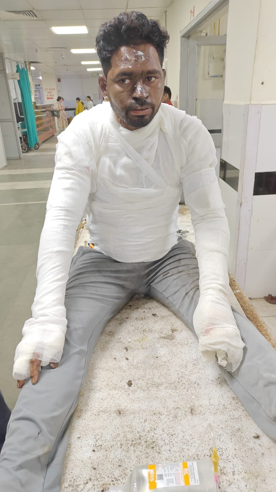 12jjrp05- खोखे में पड़ा सामान जला हुआ। स्रोत-ठेकेदार