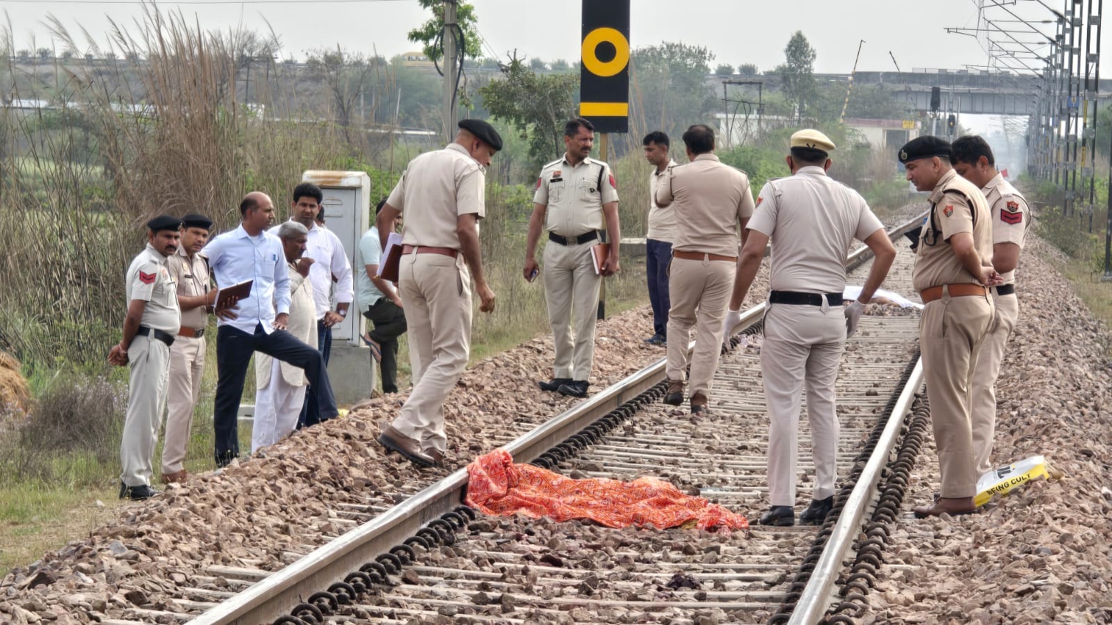 12jjrp10- झज्जर। मौके पर मौजूद परिजन व अन्य। संवाद