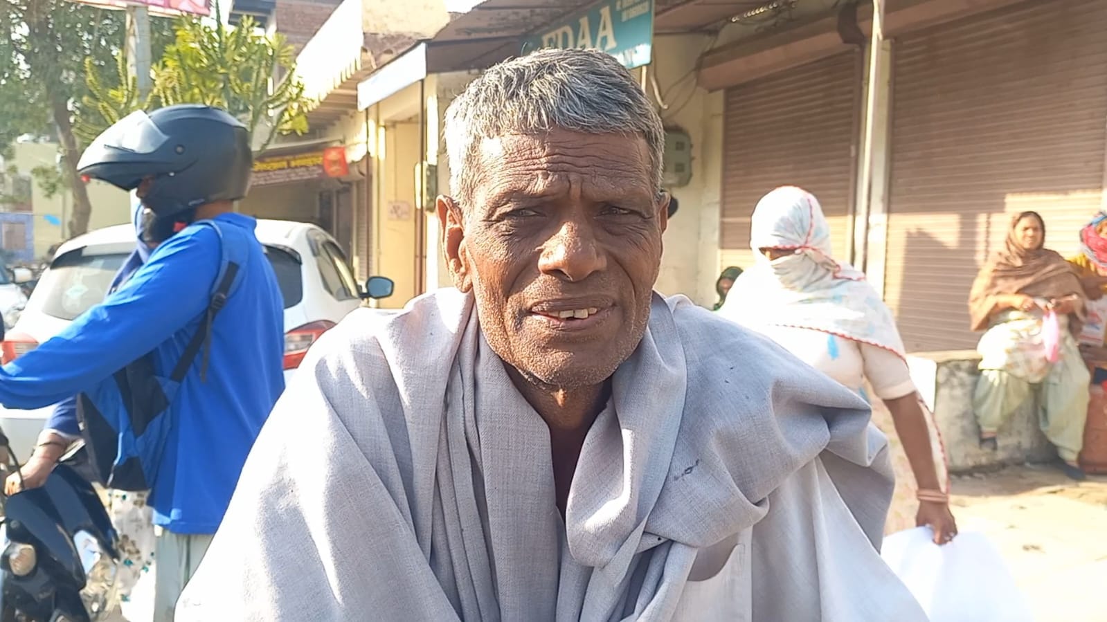 12jjrp15- कोसली रोड स्थित गैस एजेंसी खुलने के बाद सप्लाई न आने की बात कहने पर वापस लौटते लोग। 