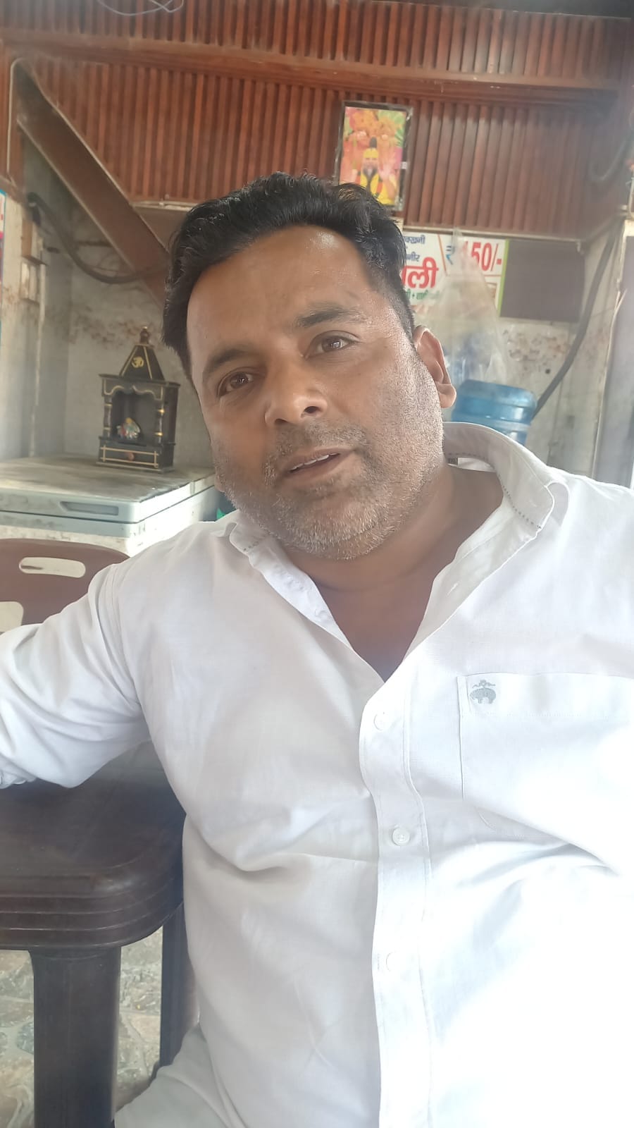 12jjrp15- कोसली रोड स्थित गैस एजेंसी खुलने के बाद सप्लाई न आने की बात कहने पर वापस लौटते लोग। 