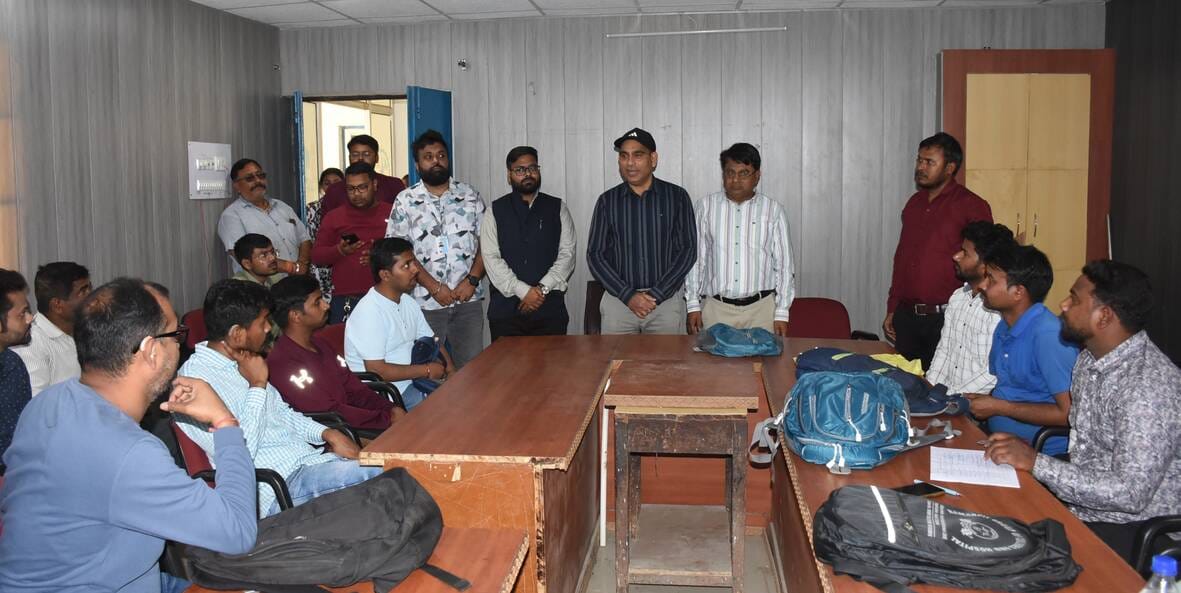 आईटीआई में लगे दिव्यांगजनों के लिए विशेष रोजगार मेले में मौजूद अभ्यर्थी। -संवाद